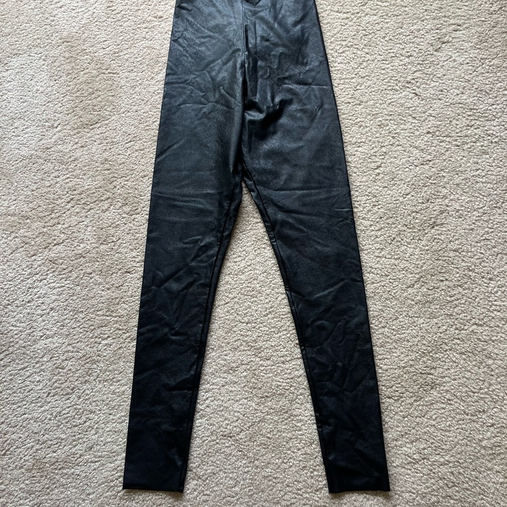Commando Women's Black Faux leather  Raw Hem Legging Pant  Size Medium NEW